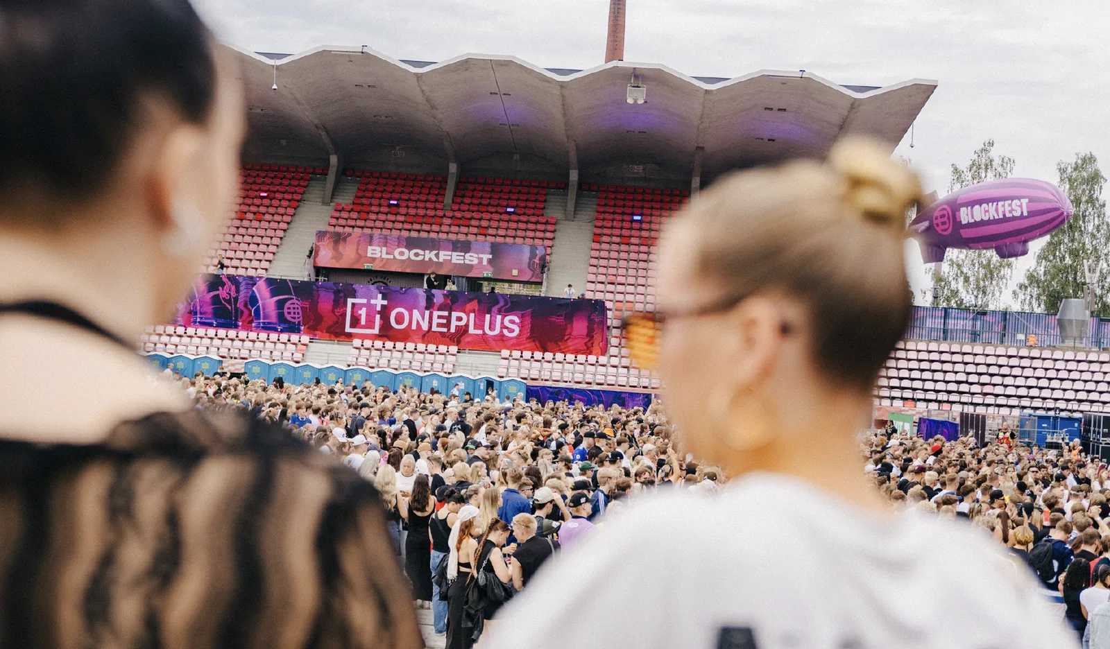 OnePlus banner above the crowd at Blockfest