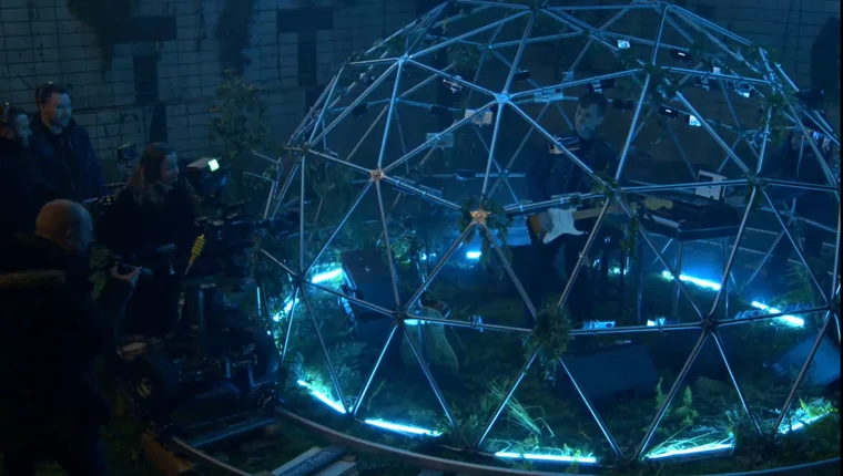 Mads Langer performing inside a dome built from OnePlus phones