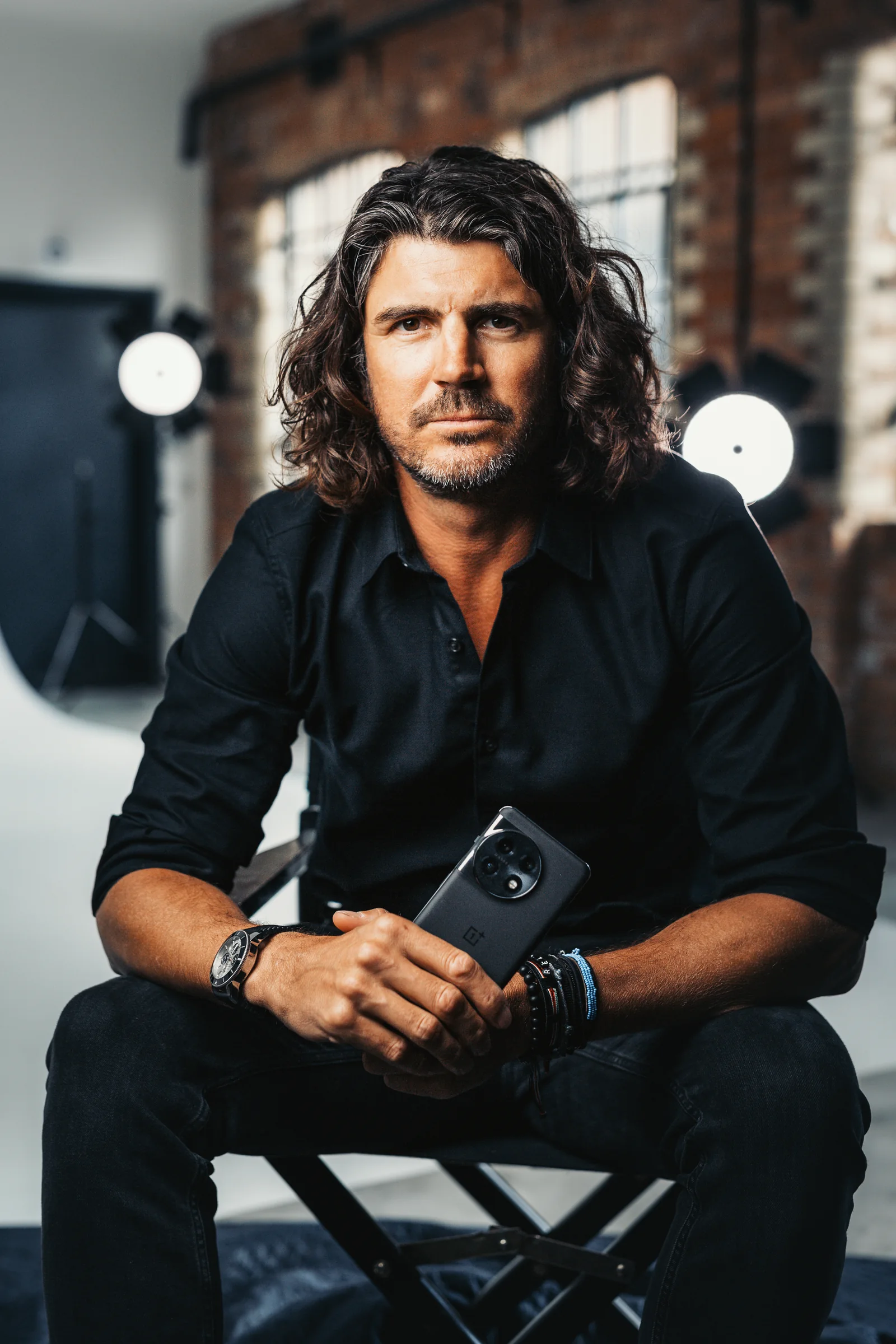 Photographer Matt Porteous holding a OnePlus 11