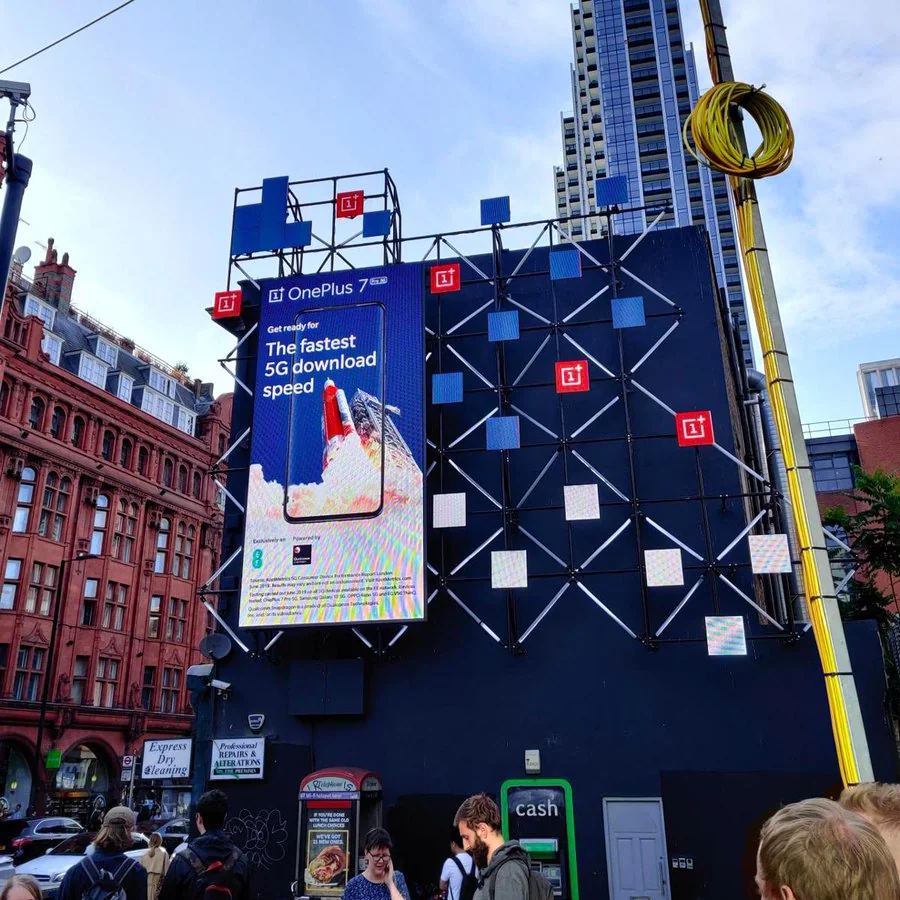OnePlus 7 Pro 5G billboard in London: the fastest 5G download speed