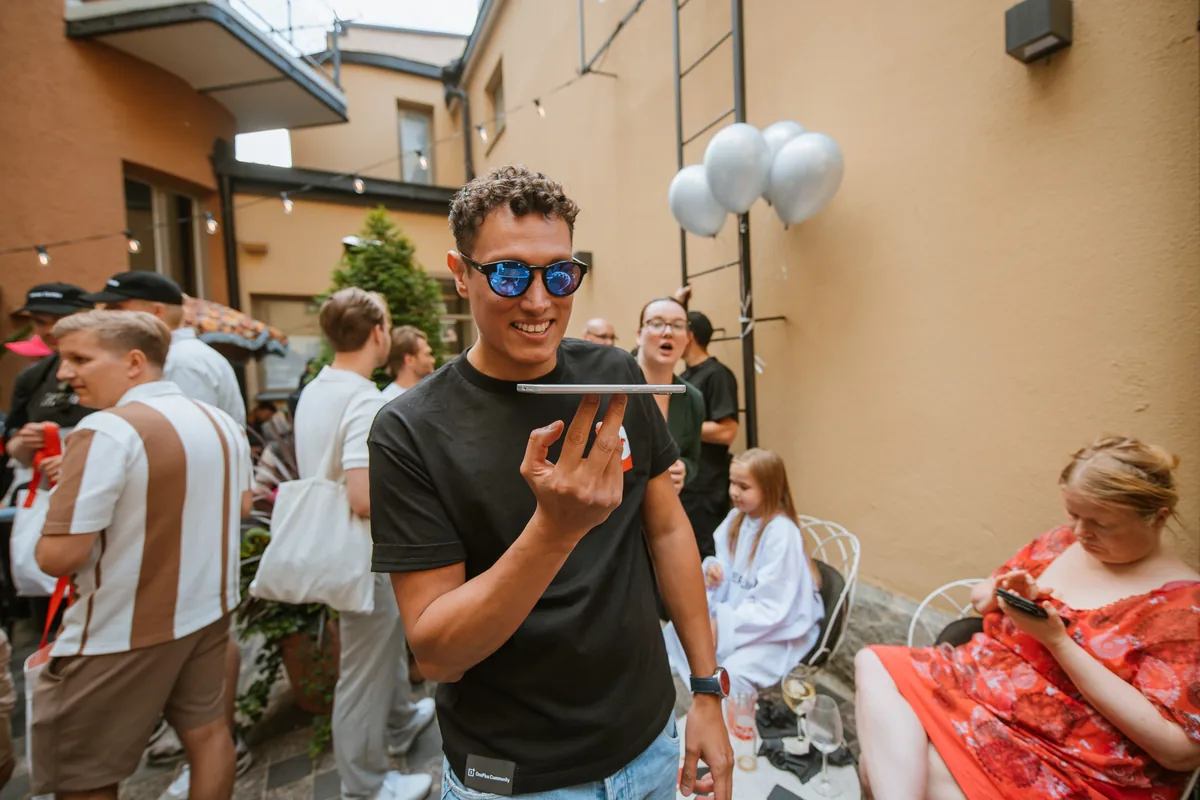 Guest showing off how thin the Nord 4 is at the Helsinki pop-up